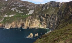 Die Steilküste Slieve League im Westen der irischen Grafschaft Donegal. Die Wellen des Atlantiks treffen auf die Steil aufragenden Klippen