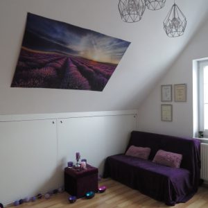 Behandlungsraum von Miriam Georg mit einem Sofa und einem Wandbild mit einem Lavendelfeld